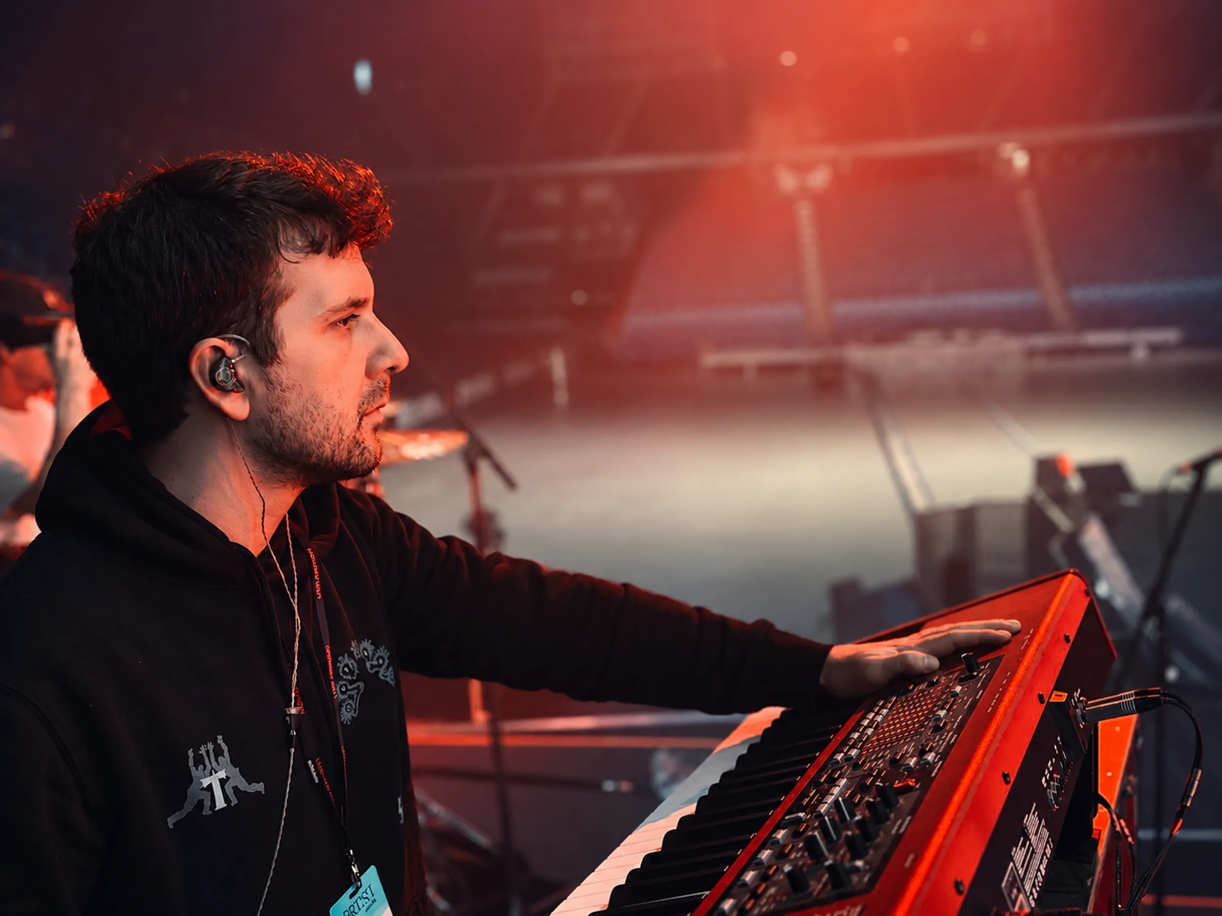 Michele Bargigia sul palco mentre suona due tastiere durante un concerto.