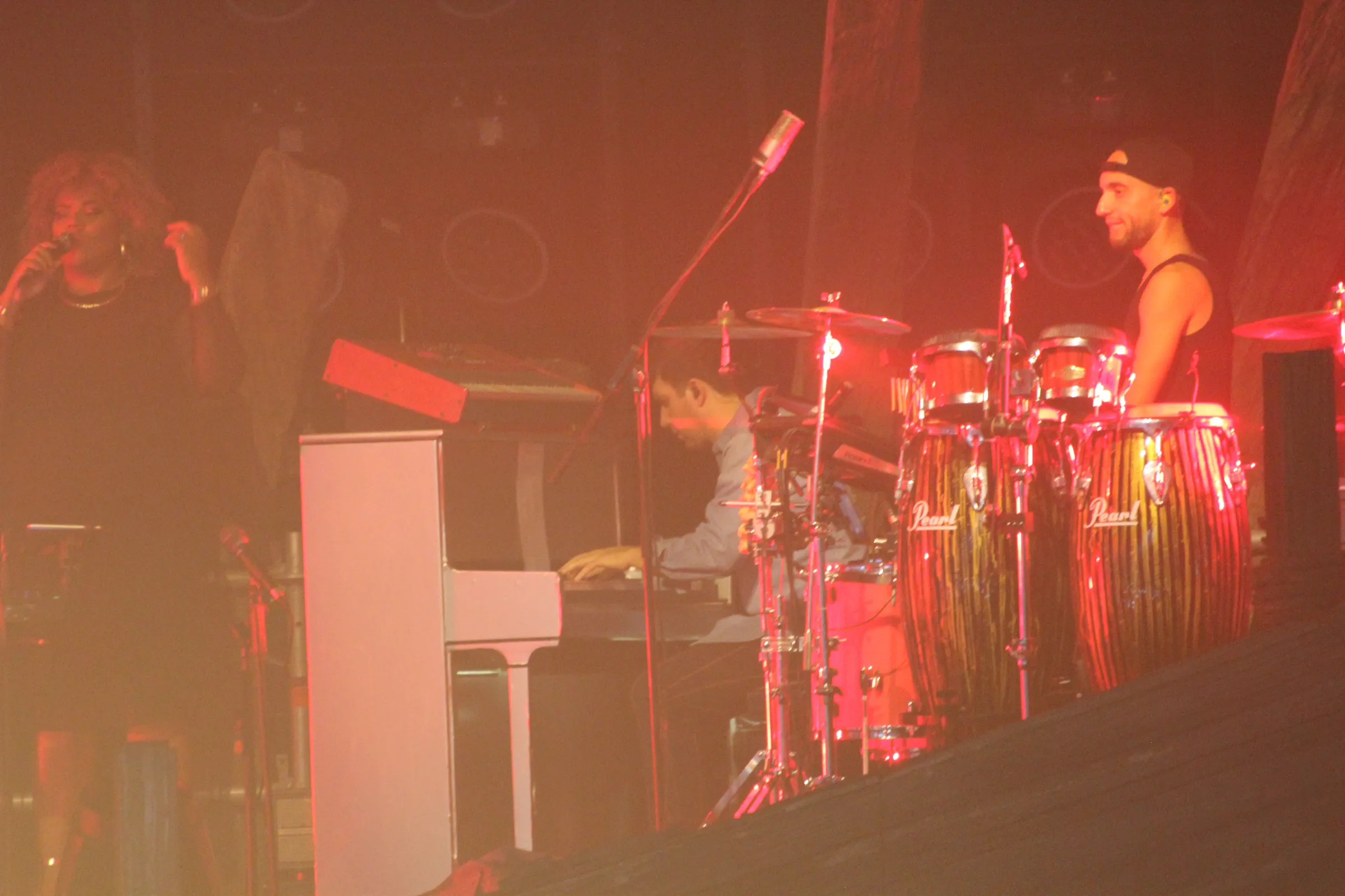 Michele Bargigia al pianoforte sul palco illuminato di rosso.