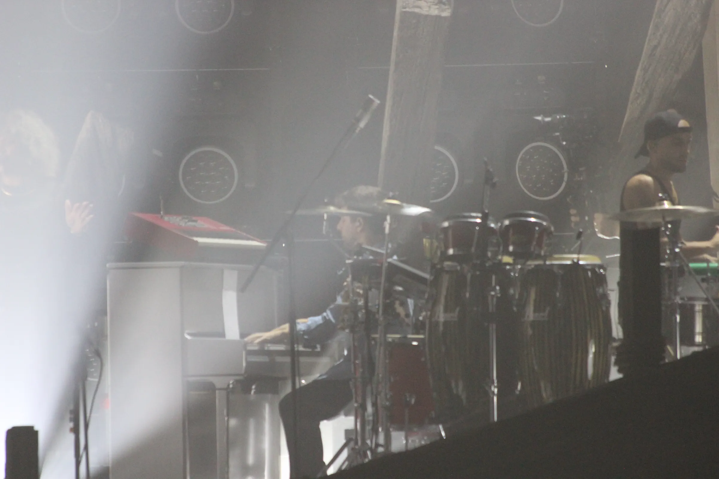 Michele Bargigia al pianoforte durante un concerto tra luci e fumo di scena.