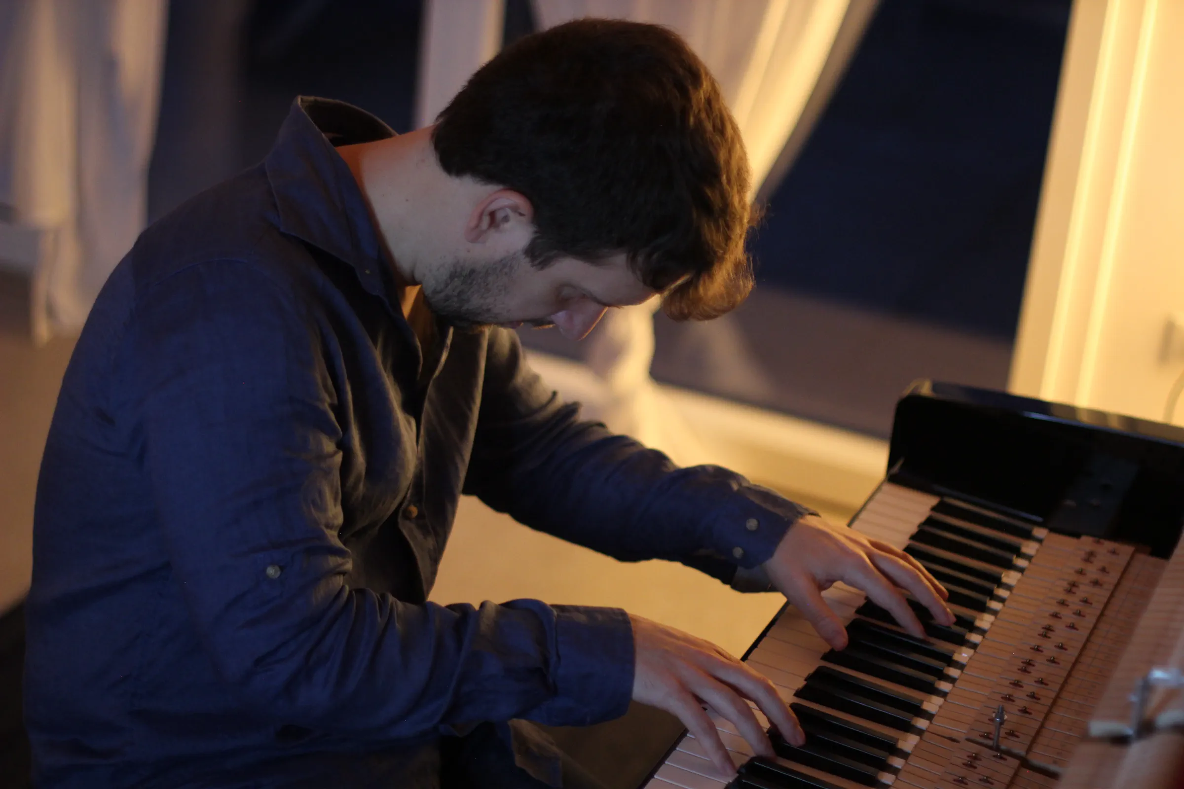 Michele Bargigia concentrato mentre improvvisa al pianoforte.