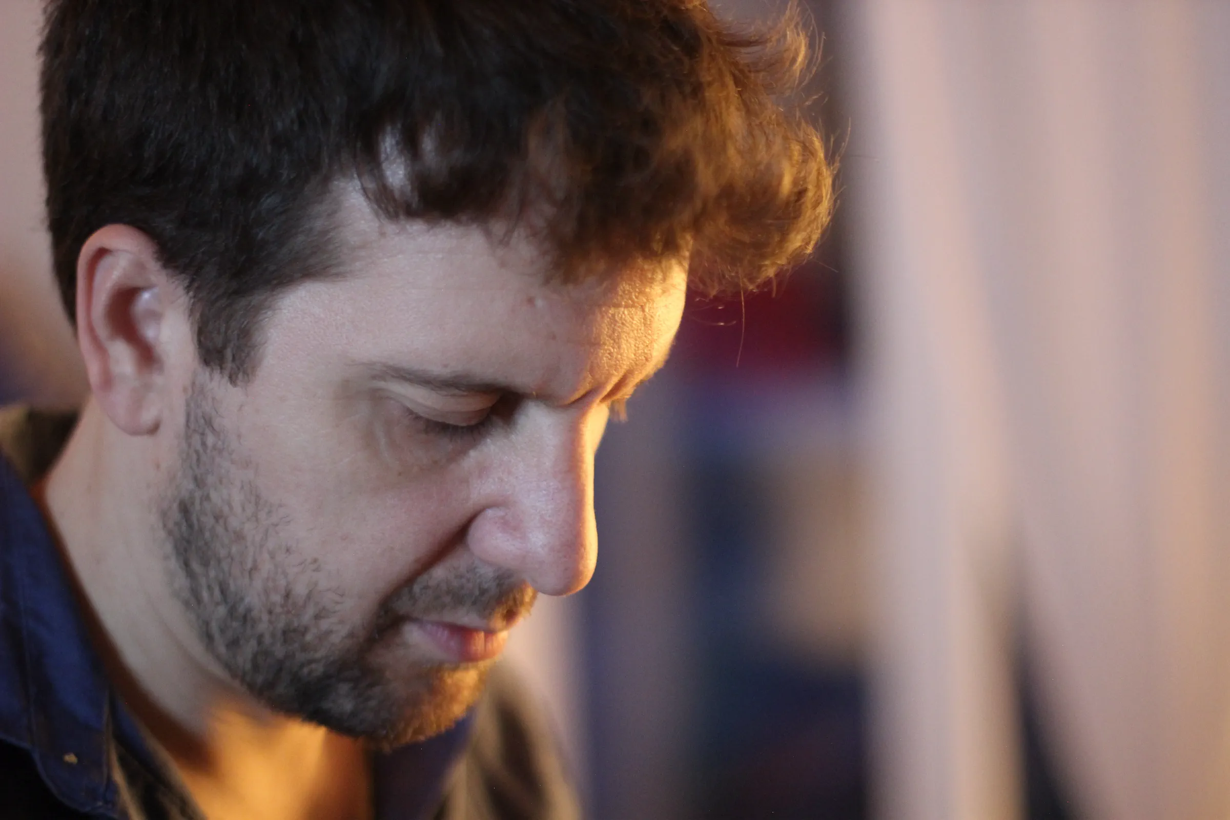 Ritratto di Michele Bargigia con lo sguardo rivolto verso il basso.