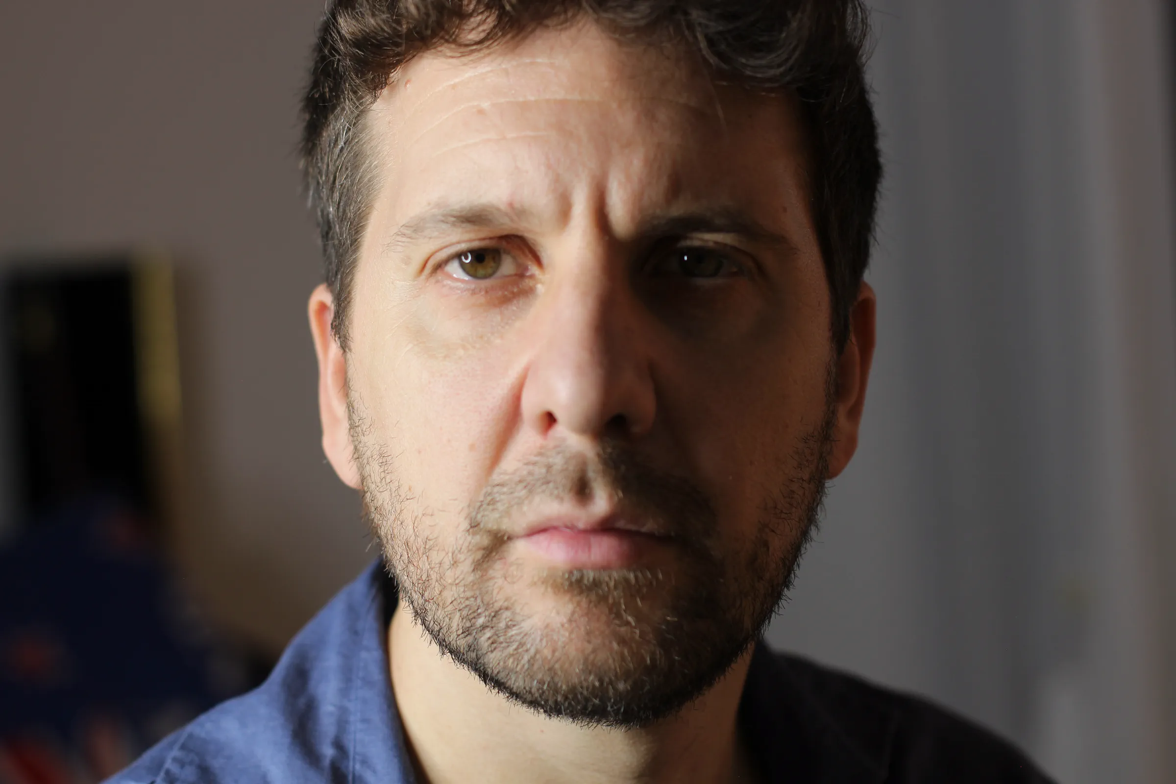 Ritratto frontale di Michele Bargigia in studio.