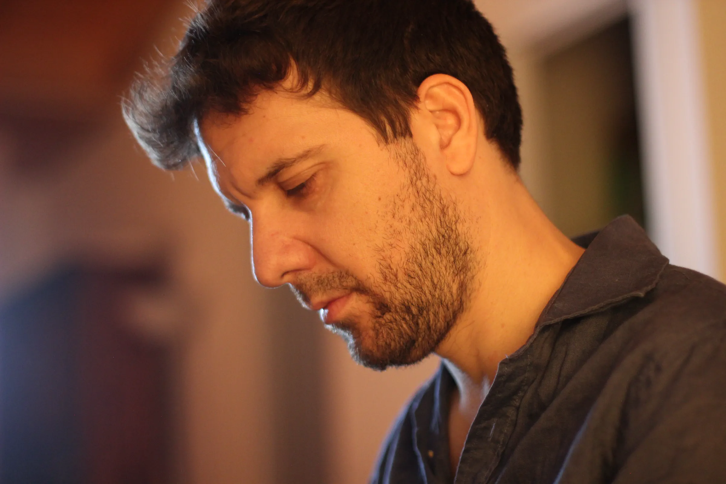 Ritratto ravvicinato di Michele Bargigia in luce calda.