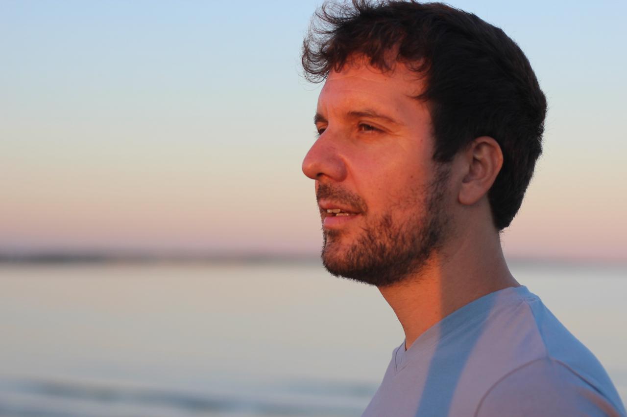 Michele Bargigia al tramonto, con il mare sullo sfondo.
